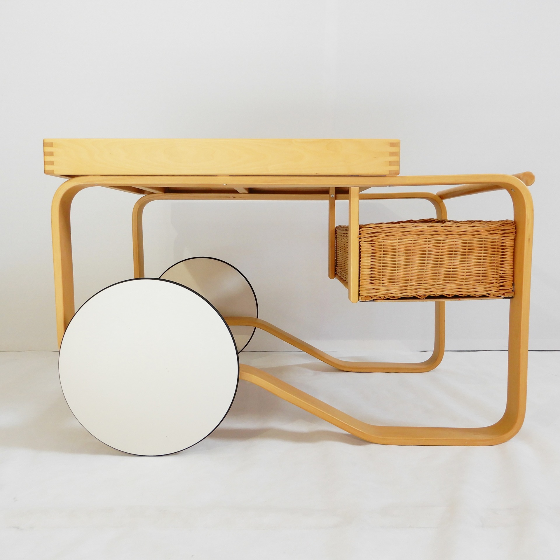 artek-tarjoiluvaunu-900